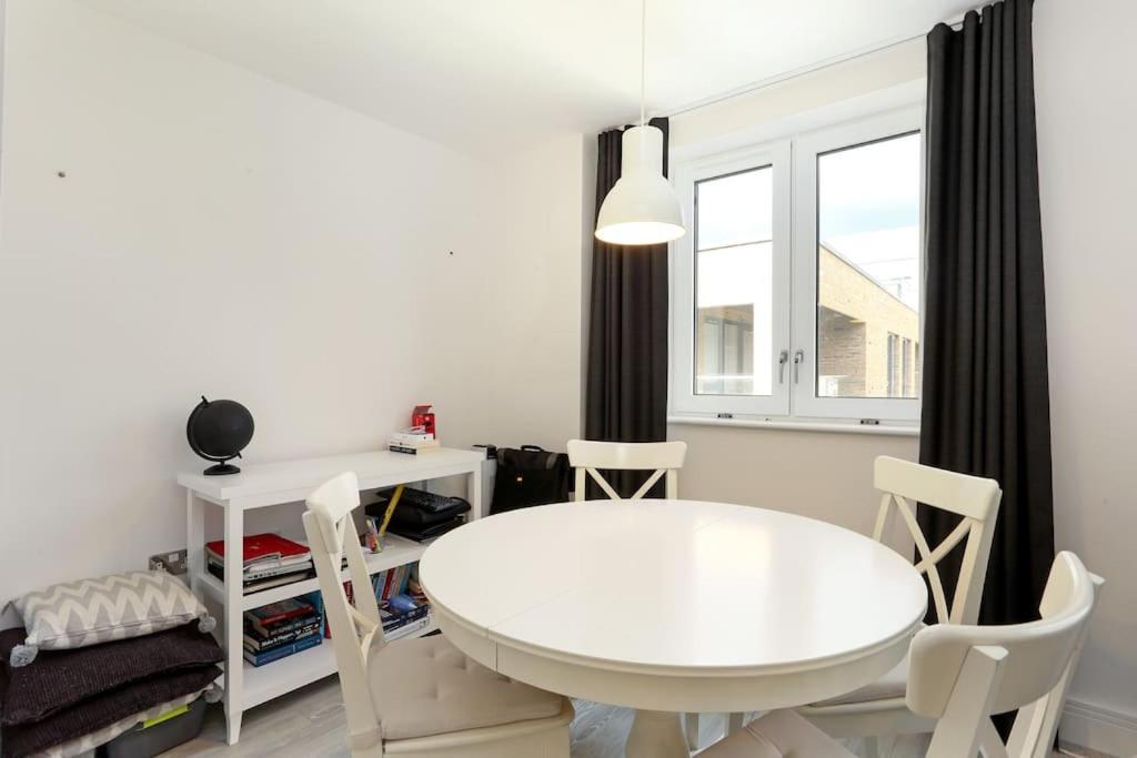 Idyllic Thames Riverside Apartment With Free Parking Айсълуърт Екстериор снимка